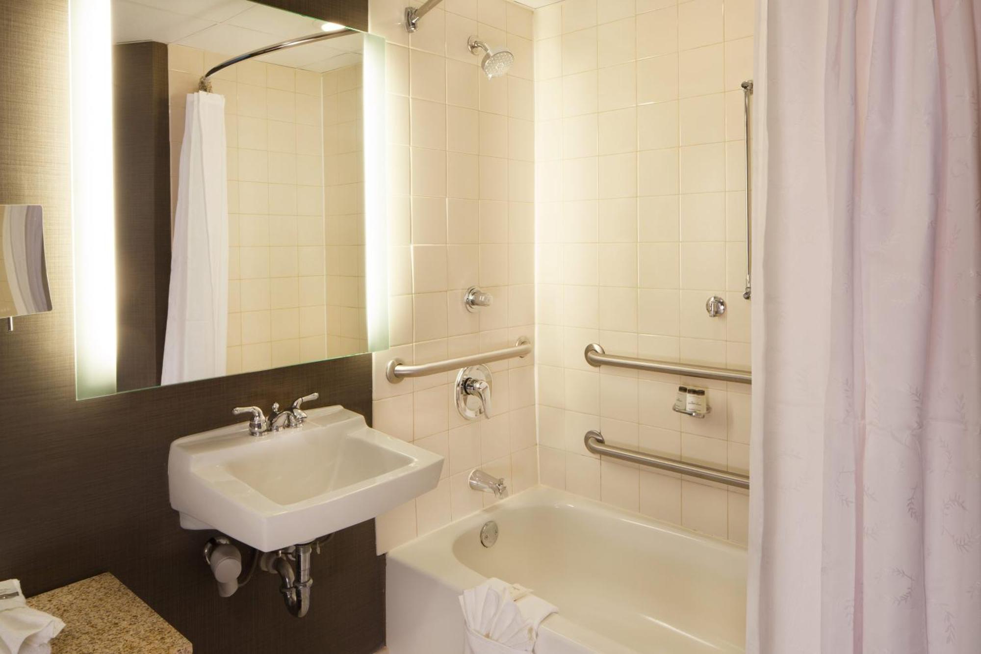 Sheraton Bucks County Лангхорн Екстериор снимка
