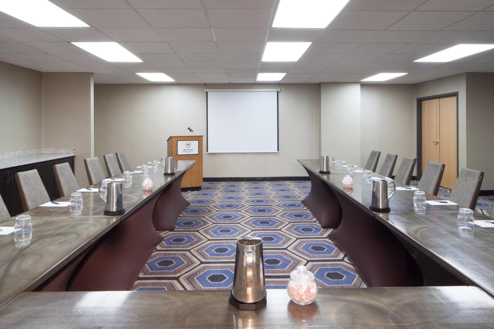 Sheraton Bucks County Лангхорн Екстериор снимка